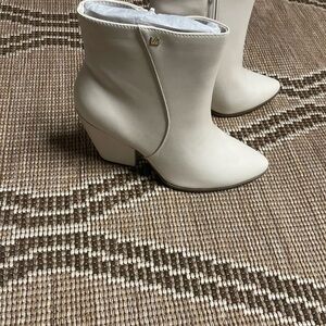 Liz Claiborne White Ankle Boots with Block Heel and Zipper Closure